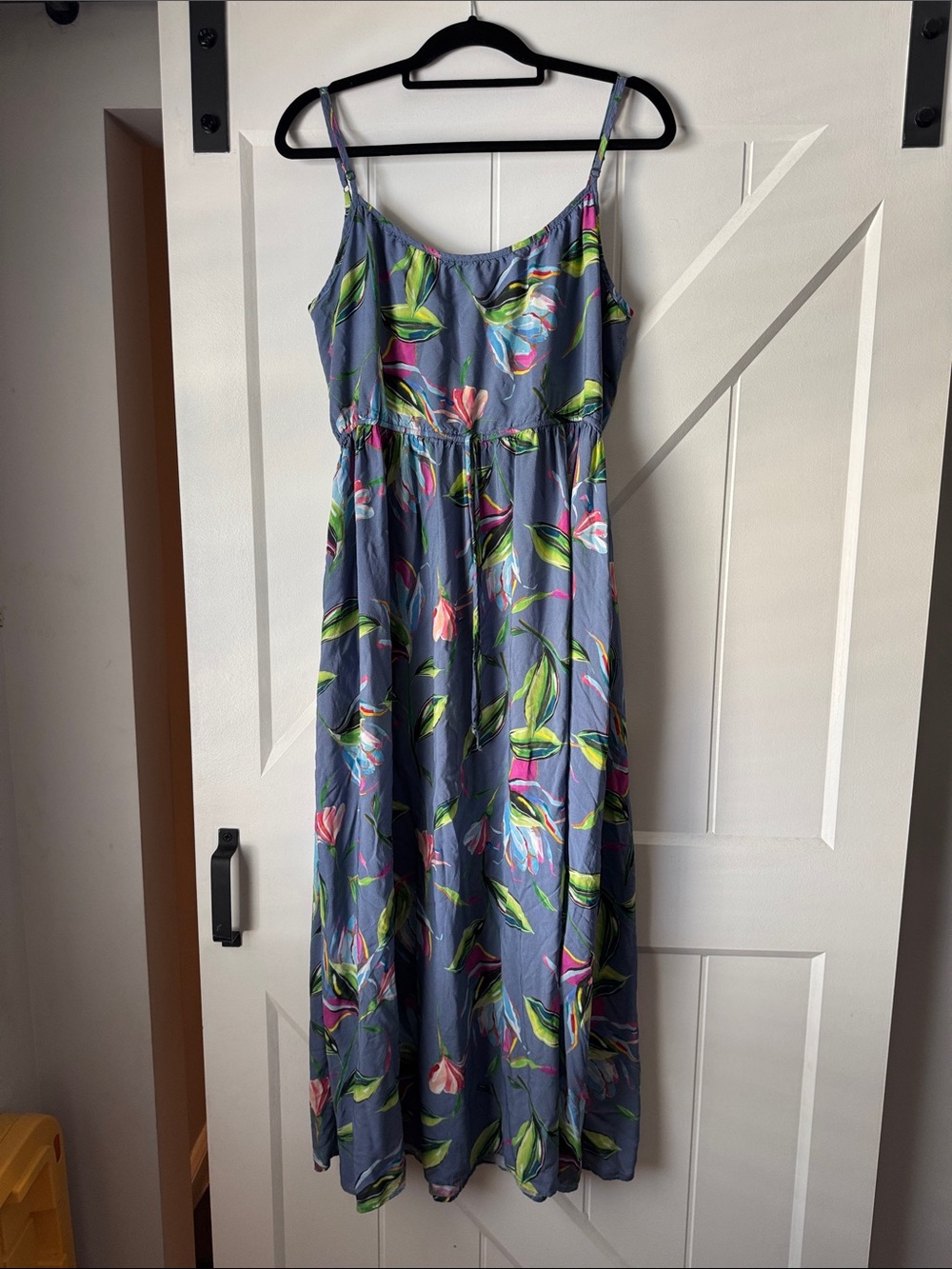 Blueish-Purple Floral Spaghetti-Strap Maxi Dress with Tropical Leaves